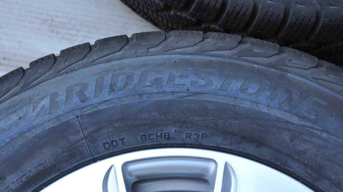 Anvelope Iarna Bridgestone 215/65 R16 Dacia Duster VW Tiguan Transporter T5 T6 Sharan Audi Q3 Kuga