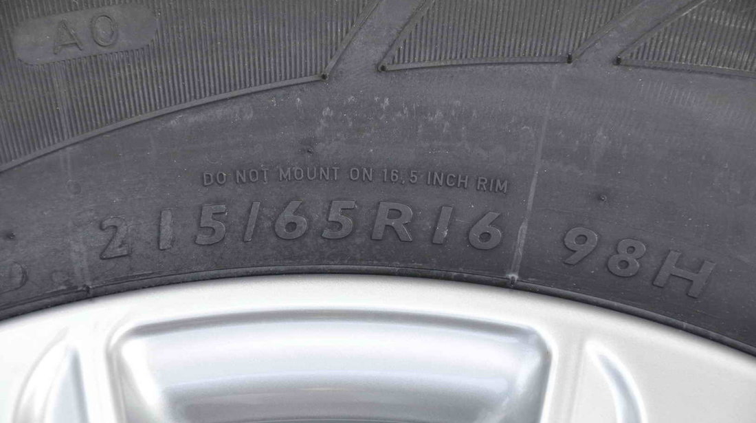 Anvelope Iarna Noi 16 inch Dunlop 215/65 R16 Dacia Duster Vw Tiguan Audi Q3 Renault Scenic