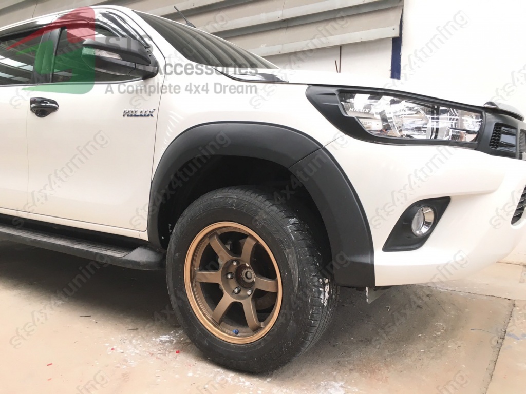 APARATORI ARIPA TOYOTA HILUX REVO 2016-2020 TRD-DESIGN [V6]