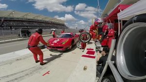 Ar fi de ras daca n-ar fi de plans: Ferrari 458 GT2 trantit de asfalt la boxe