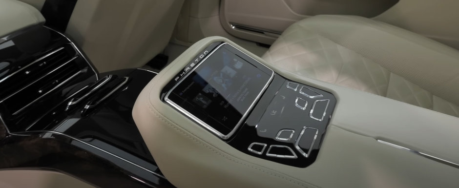 Ar fi putut fi inceputul unei noi ere. Volkswagen prezinta oficial Phaeton D2, limuzina de lux la care a renuntat in ultima clipa. Cum arata in realitate Ar fi putut fi inceputul unei noi ere. Volkswagen prezinta oficial Phaeton D2, limuzina de lux la care a renuntat in ultima clipa. Cum arata in realitate