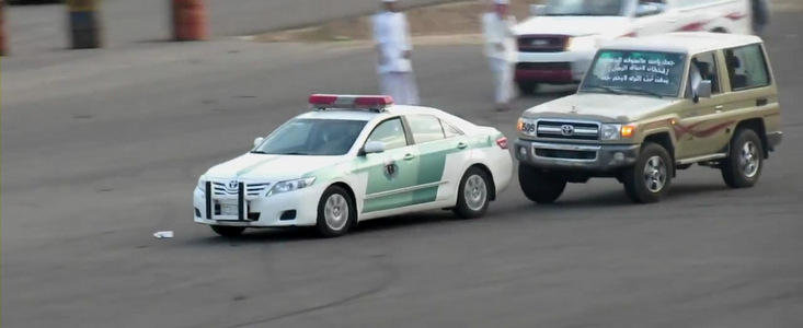 Arabii sunt nebuni! Lovesc o masina de politie, apoi pornesc in urmarirea ei!