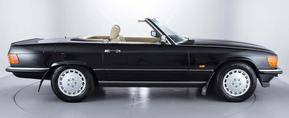 Are 28 de ani si 1553 de kilometri in bord. Pentru cat se da acest Mercedes 500SL Are 28 de ani si 1553 de kilometri in bord. Pentru cat se da acest Mercedes 500SL