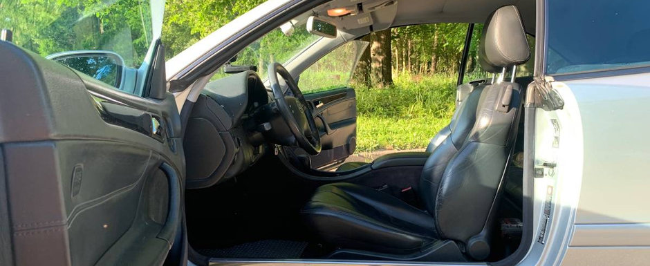 Are motor V8, tapiterie din piele si plafon retractabil, dar se vinde la pret de Dacie. POZE REALE Are motor V8, tapiterie din piele si plafon retractabil, dar se vinde la pret de Dacie. POZE REALE