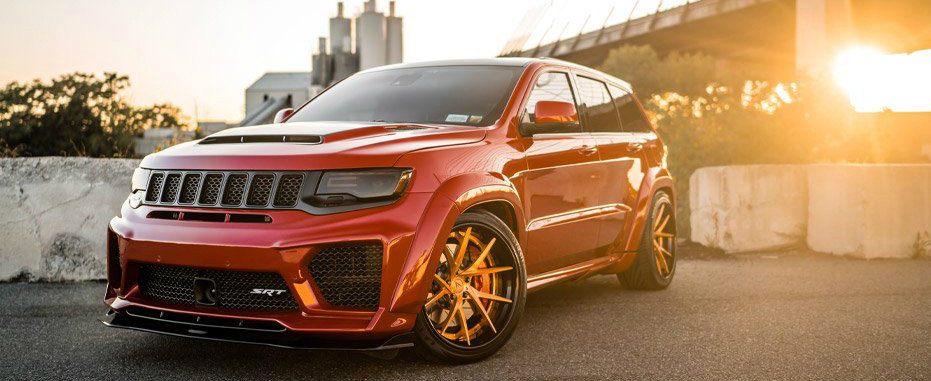 Are un JEEP cu motor HEMI V8 si 1.200 CP. Acum l-a echipat cu un set nou de jante Are un JEEP cu motor HEMI V8 si 1.200 CP. Acum l-a echipat cu un set nou de jante