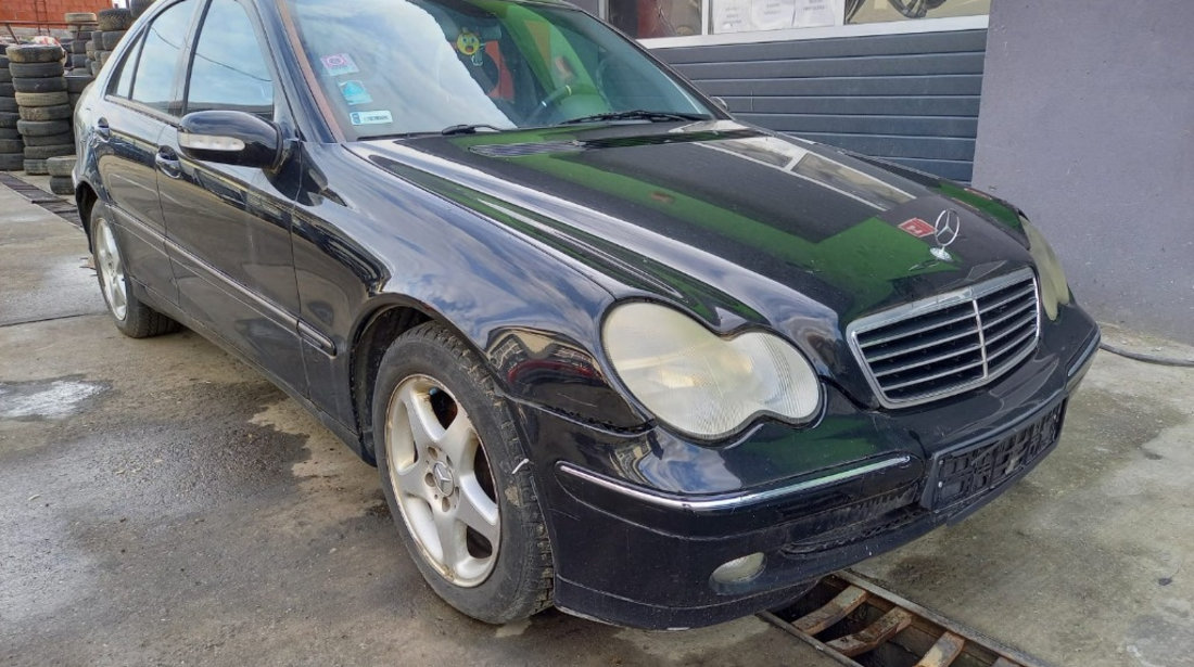 Aripa dreapta fata Mercedes C-Class W203 2002 Berlina 2.2