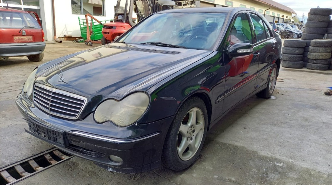 Aripa dreapta fata Mercedes C-Class W203 2002 Berlina 2.2