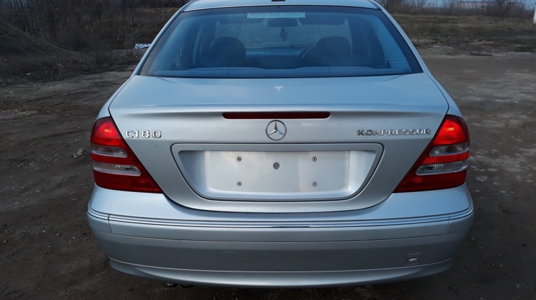 Aripa dreapta fata Mercedes C-CLASS W203 2004 berlina 1.8