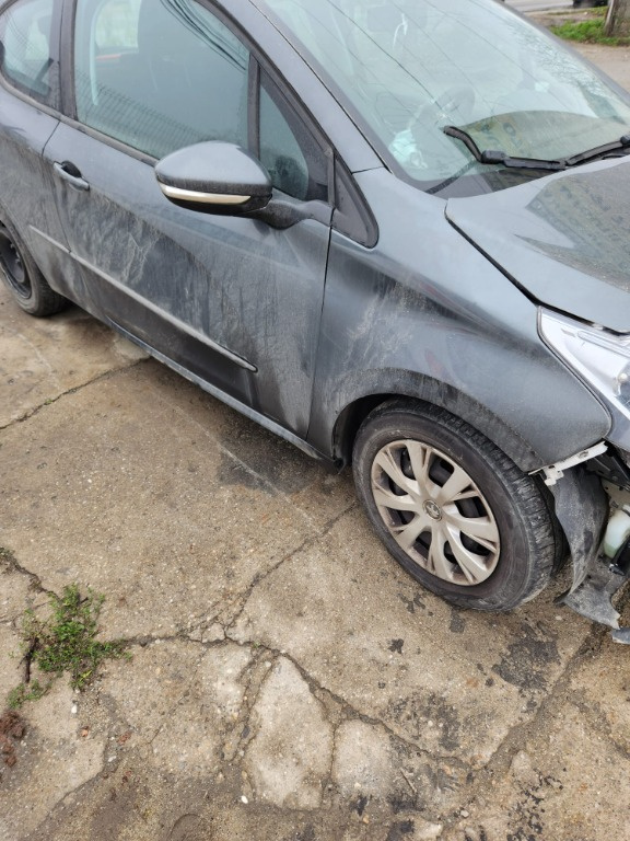 Aripa dreapta fata Peugeot 208 Coupe 2016 1.2 HMZ 5+1