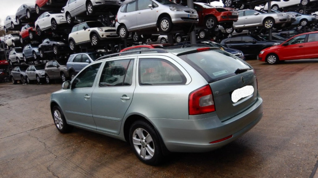 Aripa dreapta fata Skoda Octavia 2 2010 Break 1.6 TDI