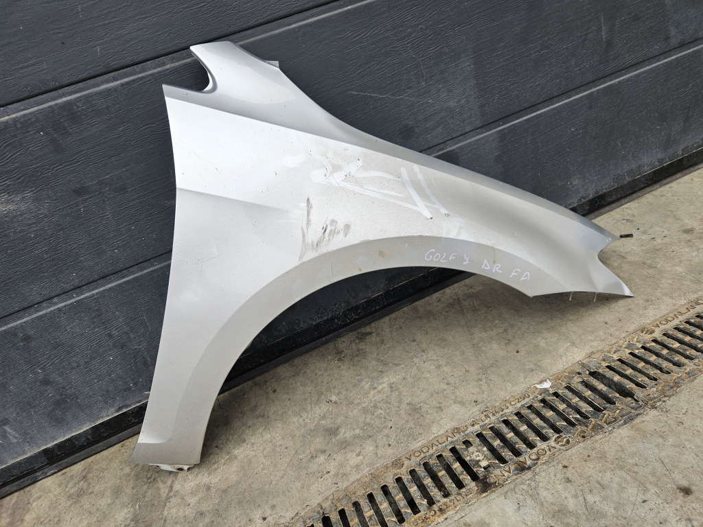Aripa Dreapta Fata Volkswagen Golf 7 2015, CU MIC DEFECT