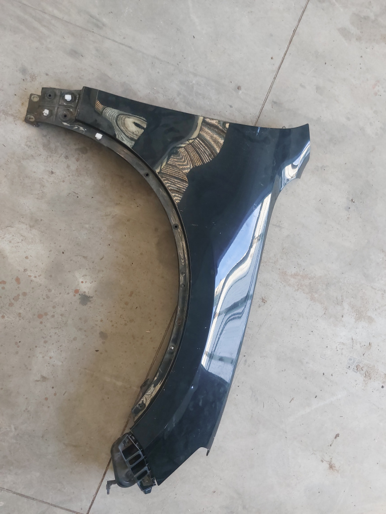 Aripa Dreapta Fata Volkswagen Touareg - Motorina 2013, MICI DEFECTE