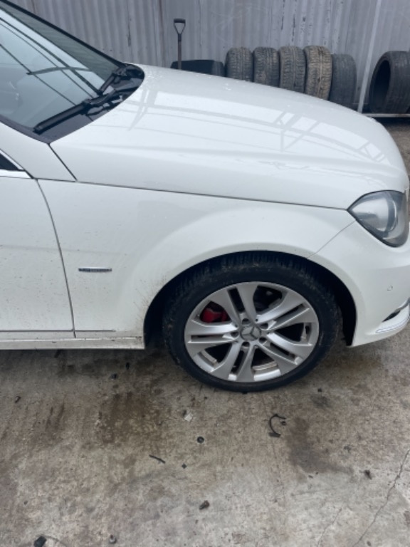 Aripa dreapta Mercedes c class w204