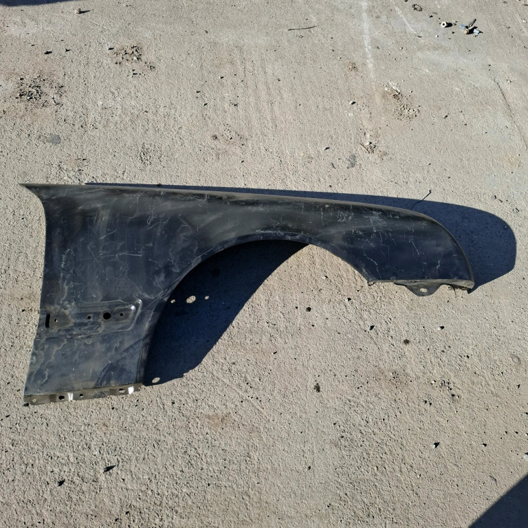 Aripa Mercedes-Benz E-Class (W210) 1995-2003 Negru Dreapta Fata 13110111, 34263684