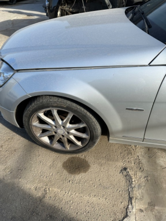 Aripa stânga fata Mercedes c class w204 originala Mercedes