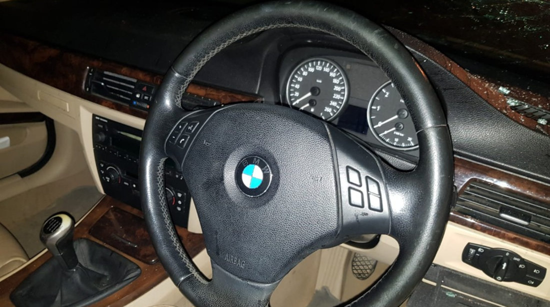 Aripa stanga fata BMW E90 2004 Sedan 2.0 Benzina
