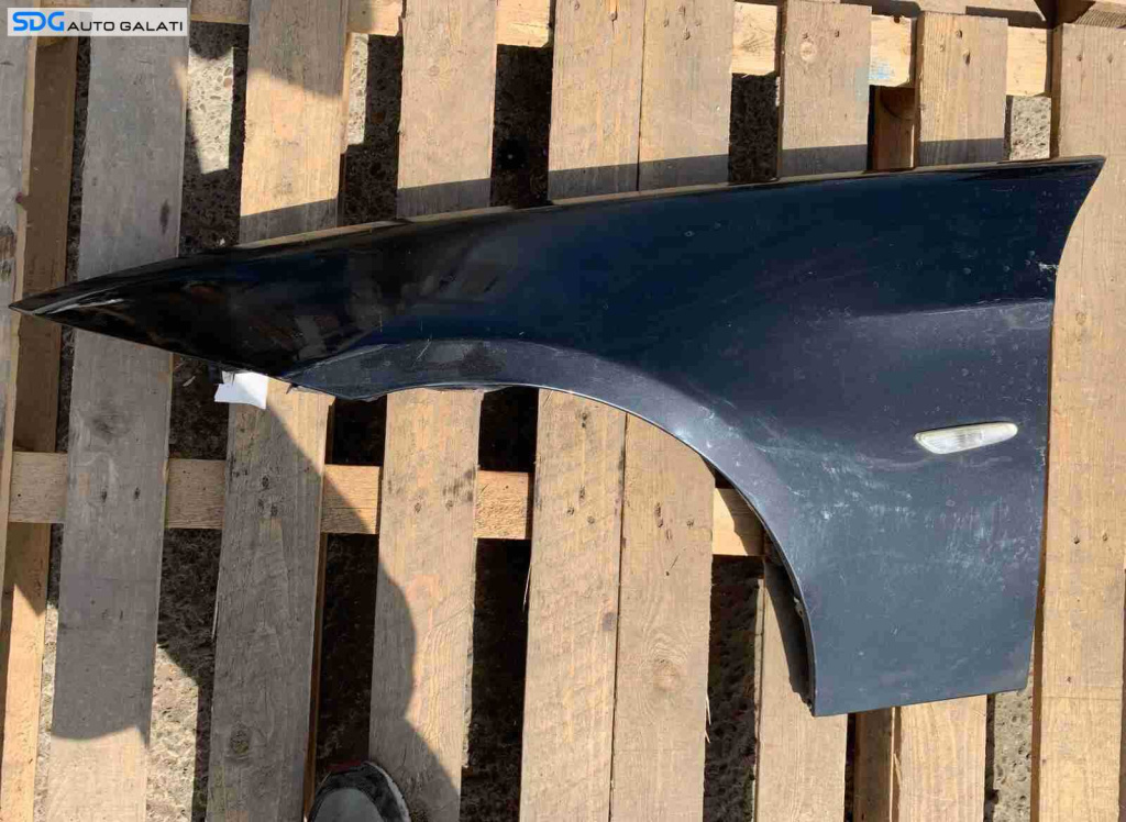 Aripa Stanga Fata BMW Seria 3 E90 2004 - 2011 cu Mici Defecte / Imperfectiuni