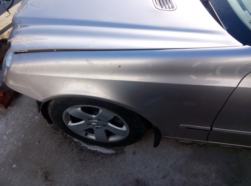 Aripa stanga fata Mercedes e class w211