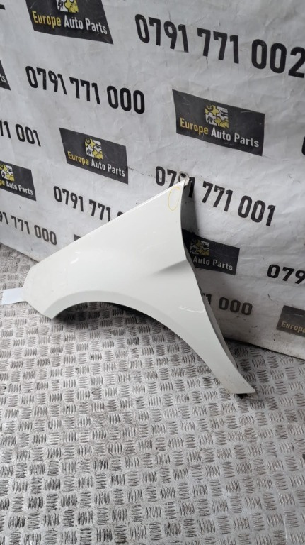 Aripa stanga fata mic defect Mercedes E220 w212 an fab. 2014