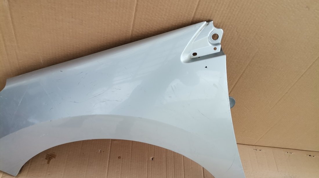 Aripa stanga fata Peugeot 308 (2008-2013) cod 9656738580,are o mica fisura