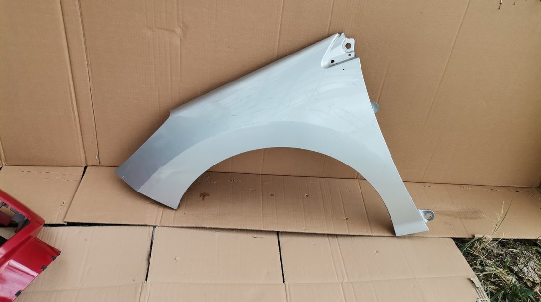 Aripa stanga fata Peugeot 308 (2008-2013) cod 9656738580,are o mica fisura