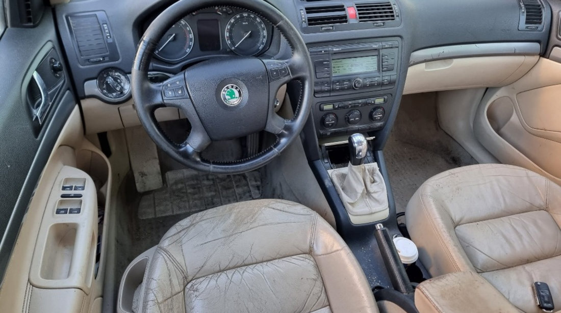 Aripa stanga fata Skoda Octavia 2 2005 berlina 2.0 tdi bkd