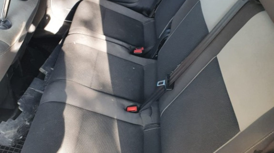 Aripa stanga spate Volkswagen Caddy 2011 3 facelift 2.0 tdi CFH