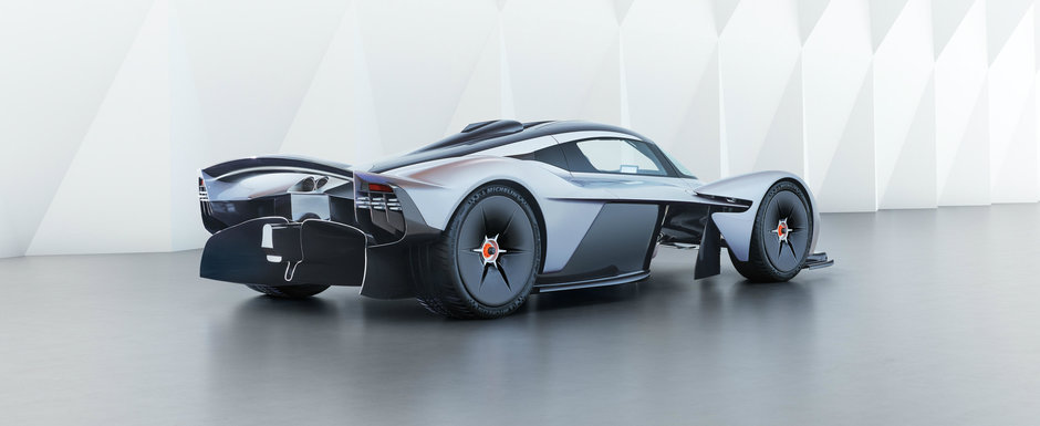 Asa ceva nu s-a mai auzit. Da 2 milioane de euro pe un Aston Valkyrie si ii pune praf de pe LUNA in vopsea Asa ceva nu s-a mai auzit. Da 2 milioane de euro pe un Aston Valkyrie si ii pune praf de pe LUNA in vopsea