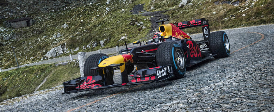 Asa ceva nu vezi in fiecare zi. Un monopost de Formula 1 ataca o trecatoare veche de 200 de ani Asa ceva nu vezi in fiecare zi. Un monopost de Formula 1 ataca o trecatoare veche de 200 de ani