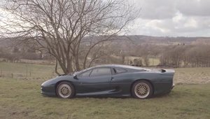 Asa tata, asa fiu: Pasiunea unei familii pentru Jaguar XJ220 si cursele cu motor