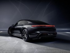 Aspect sportiv, elegant si echipamente de inalta calitate la un pret atractiv: noile modele Taycan si Cayenne Black Edition