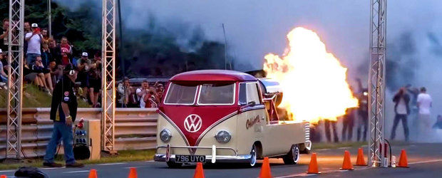 Asta da nebunie. A montat un motor cu reactie pe o dubita VOLKSWAGEN din '58 si e inca street legal