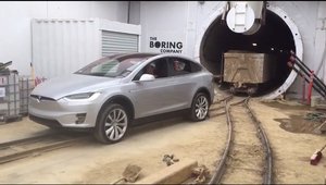 Asta da performanta: Noua Tesla Model X, filmata in timp ce tracta peste 100 de tone!