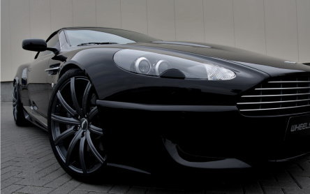 Aston DB9 defileaza pe podiumul Wheelsandmore Aston DB9 defileaza pe podiumul Wheelsandmore