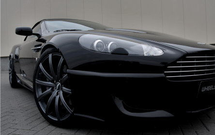 Aston DB9 defileaza pe podiumul Wheelsandmore