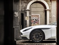 Aston Martin DB11 cu motor V8