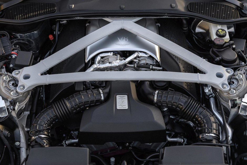 Aston Martin DB11 cu motor V8