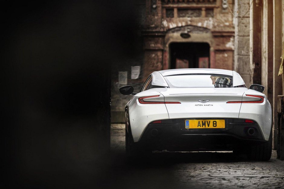 Aston Martin DB11 cu motor V8