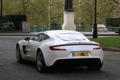 Aston Martin One-77 cucereste Londra