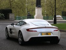 Aston Martin One-77 cucereste Londra