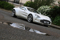 Aston Martin One-77 cucereste Londra