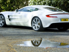 Aston Martin One-77 cucereste Londra