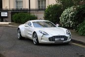 Aston Martin One-77 cucereste Londra