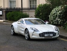 Aston Martin One-77 cucereste Londra