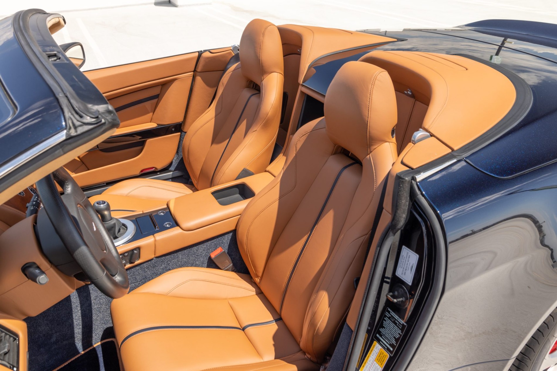 Aston Martin V12 Vantage S Roadster cu transmisie manuala - Aston Martin V12 Vantage S Roadster cu transmisie manuala