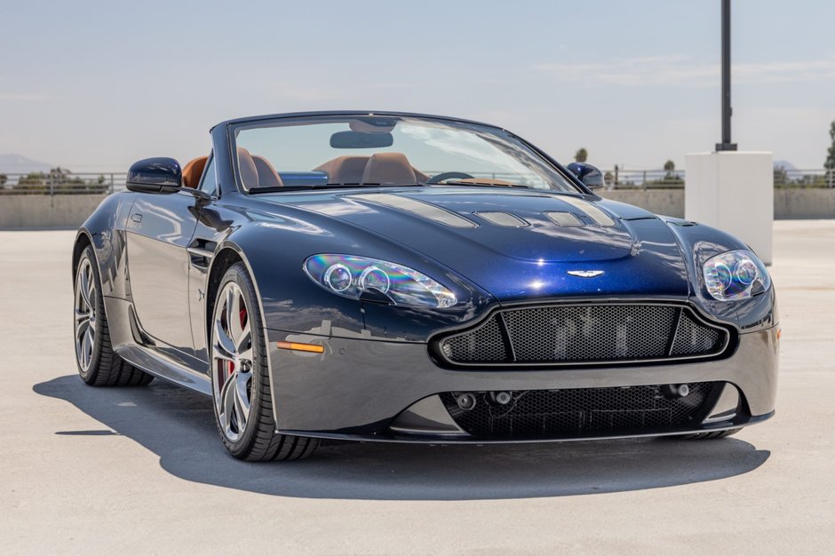 Aston Martin V12 Vantage S Roadster cu transmisie manuala