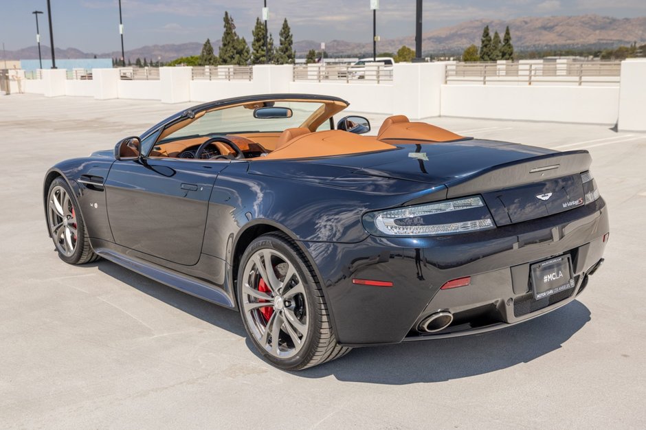 Aston Martin V12 Vantage S Roadster cu transmisie manuala