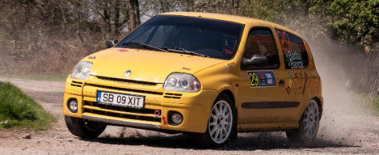 Atac la podium cu modelul Renault Clio RS Atac la podium cu modelul Renault Clio RS
