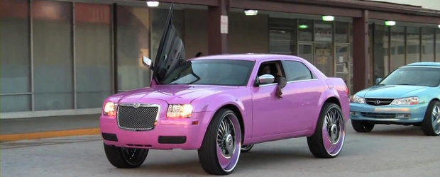 Atentie, kitsch tuning extrem: Chrysler 300c roz si cu jante uriase