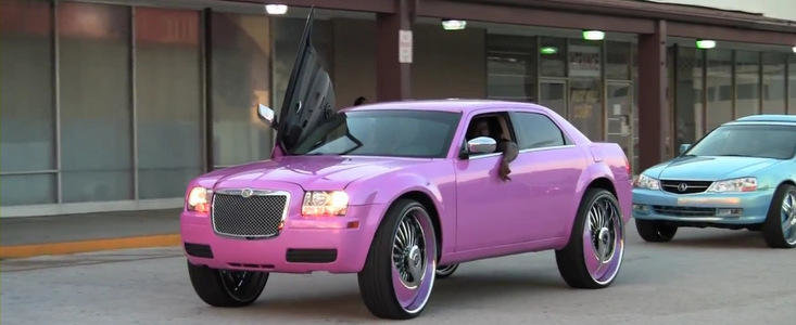 Atentie, kitsch tuning extrem: Chrysler 300c roz si cu jante uriase